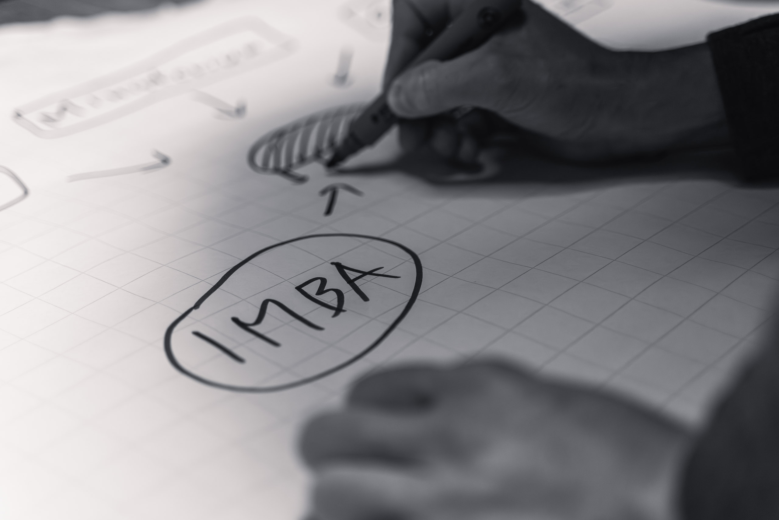 Eine Hand, die auf ein Flip Chart schreibt.